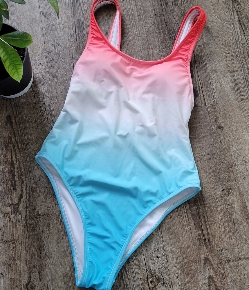 3/$25 🍓 One piece red blue and white bathing suit size small